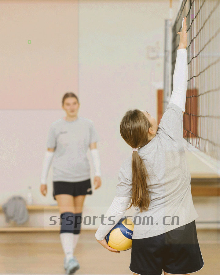 夜场体育场草坪照明特写，无人物